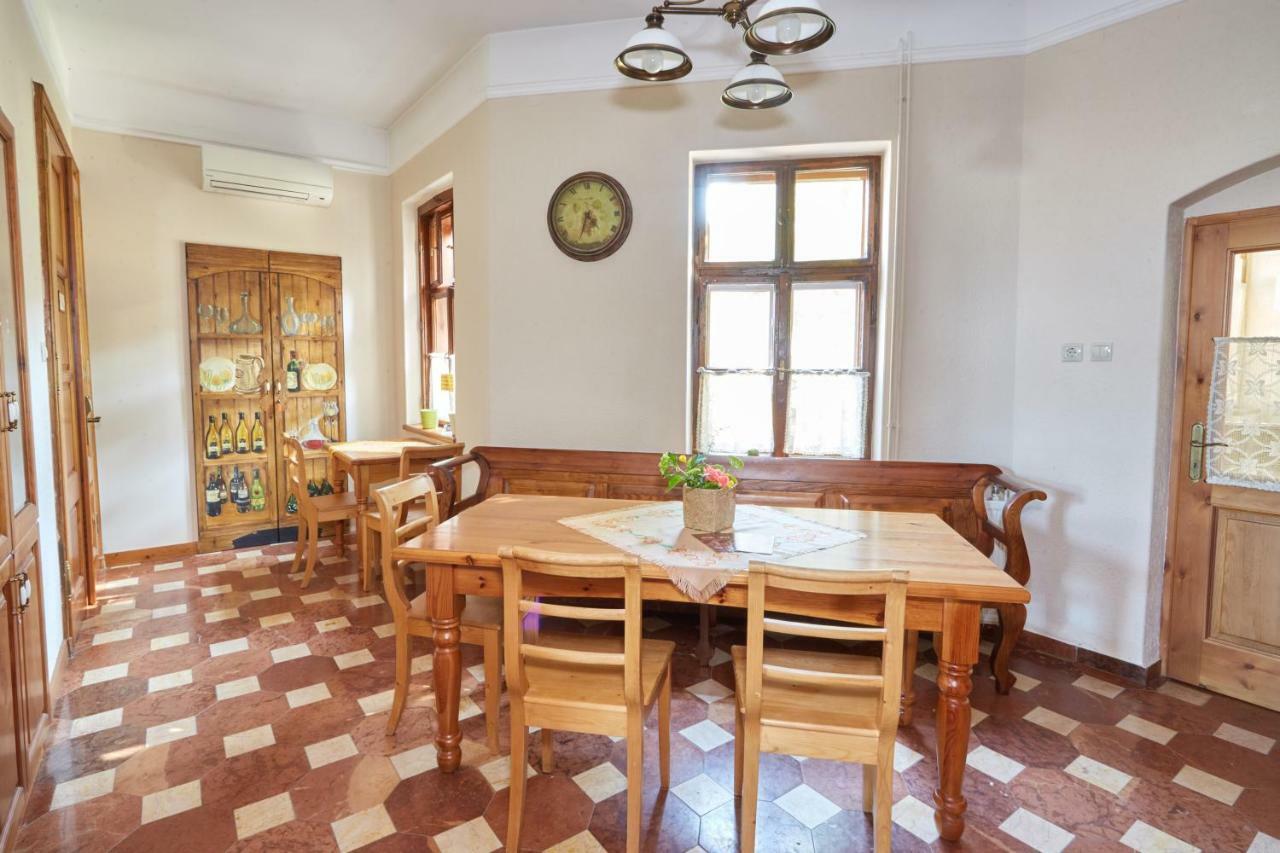 Sarok Vendégház Villány Esterno foto